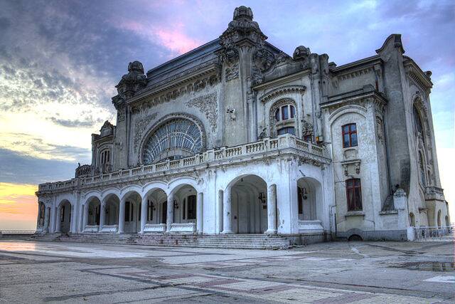 640px-Cazinoul_din_Constanta_la_rasarit_HDR