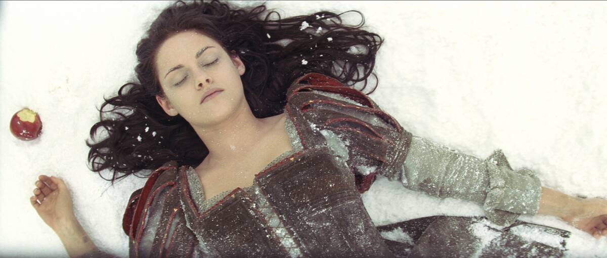 Kristen Stewart laying unconscious next to apple in Snow White and the Huntsman