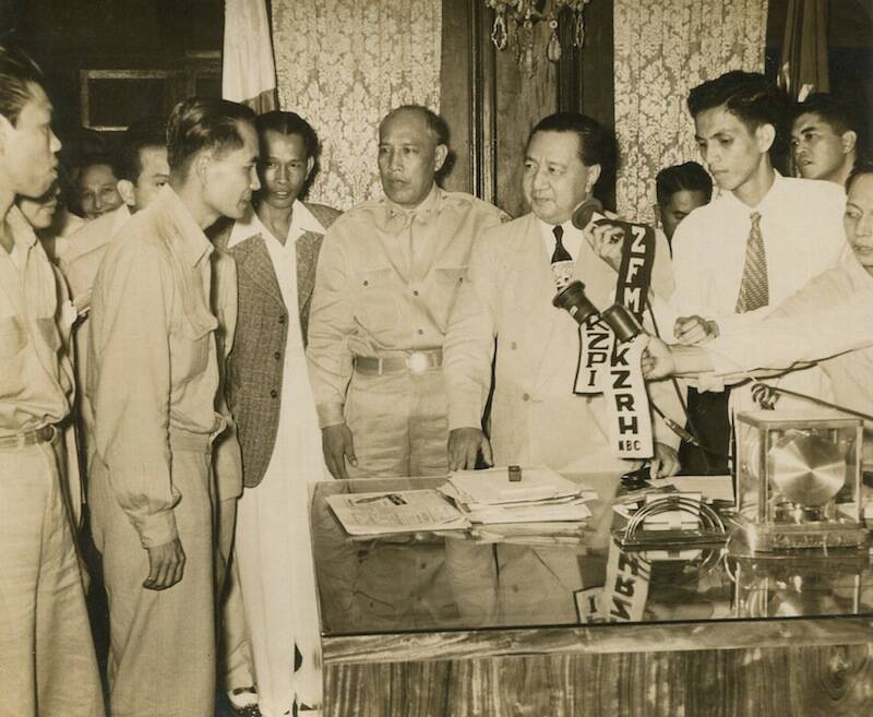 President_Quirino_receiving_Huk_leaders_at_Malacañan_Palace