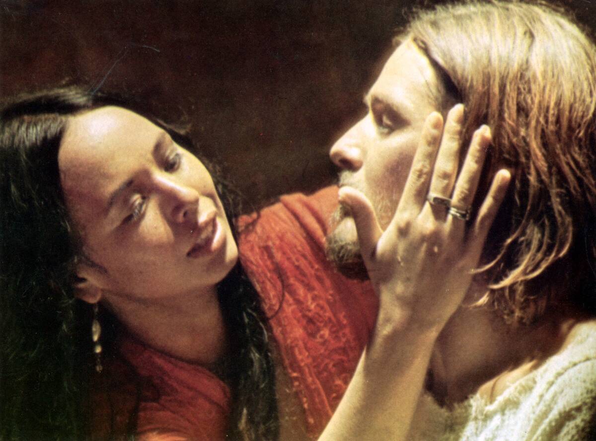 Yvonne Elliman rubbing Ted Neeley's face as Mary Magdalene in Jesus Christ Superstar