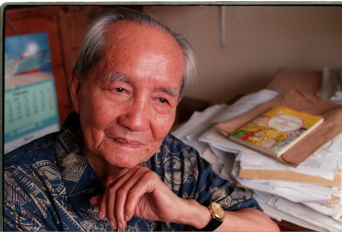 Former Philippine communist guerrilla le