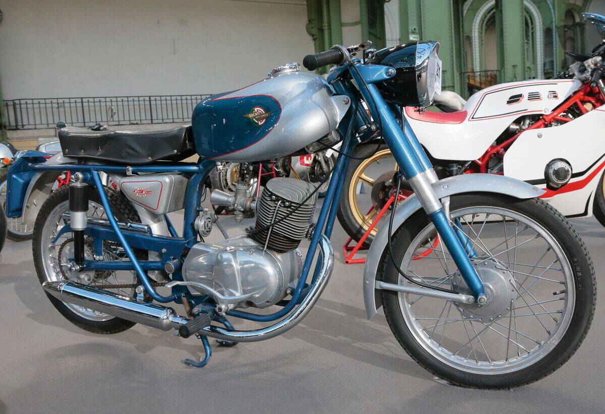 FRANCE-VINTAGE-SALE-CAR