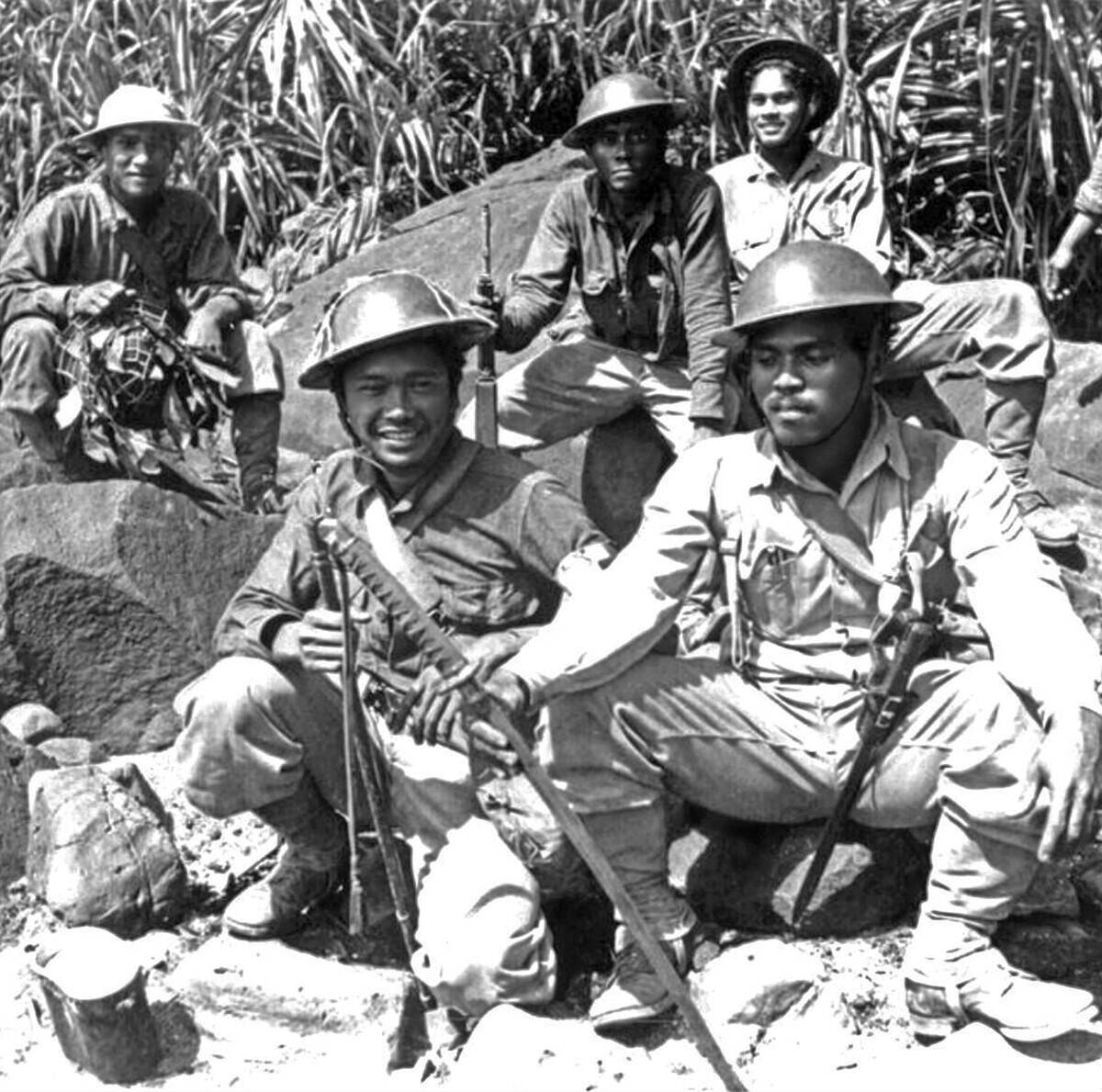 Philippines/USA: Filipino Resistance fighters with captured Japanese weapons during the Battle of Bataan, February 1942