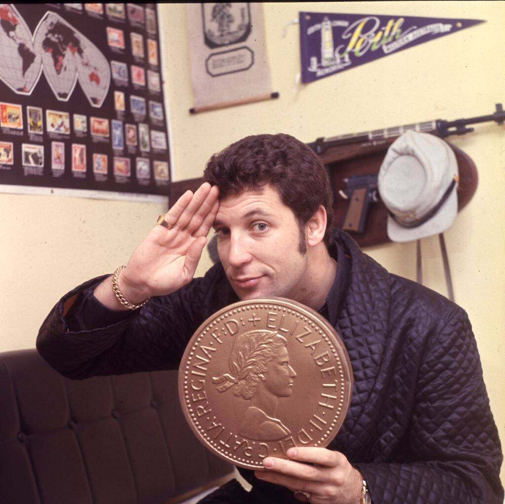 tom jones posing for a photo