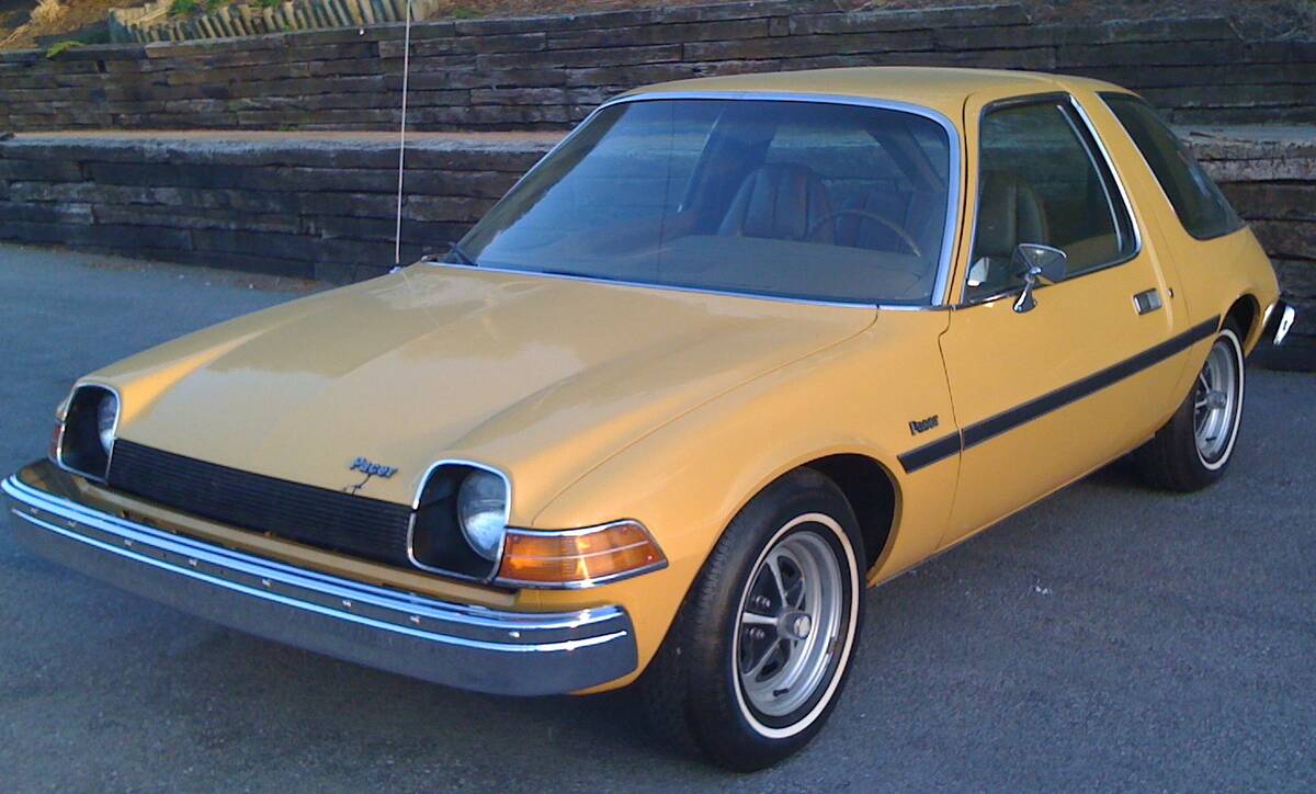 1975_AMC_Pacer_base_model_frontleftside