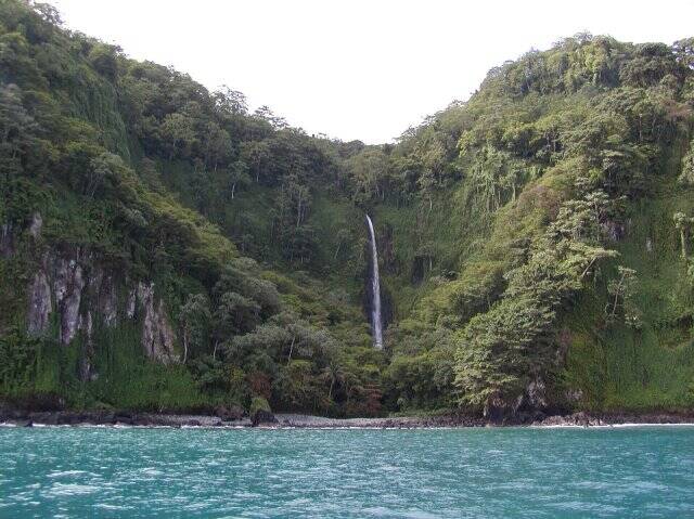 A_gorgeous_waterfall_on_isla_del_coco