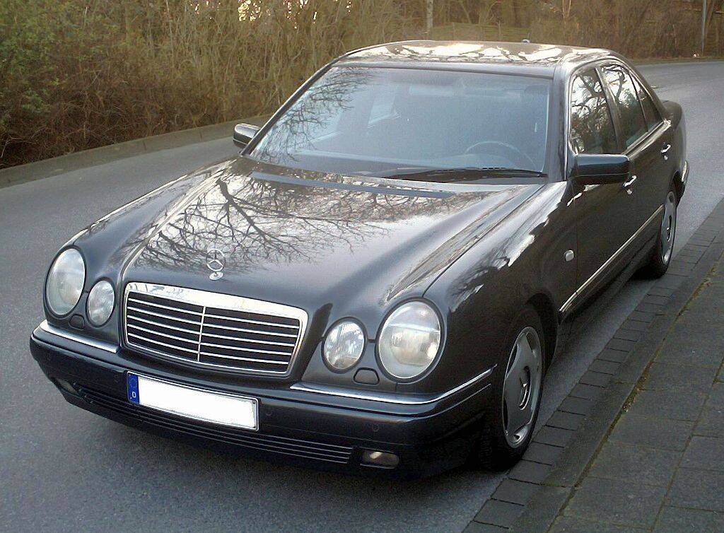 Mercedes_E-W210