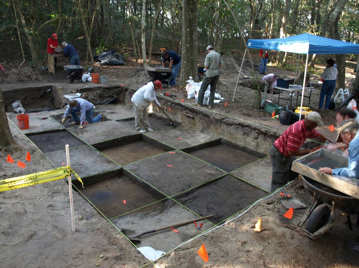 archaeologists digging at Fort Raleigh