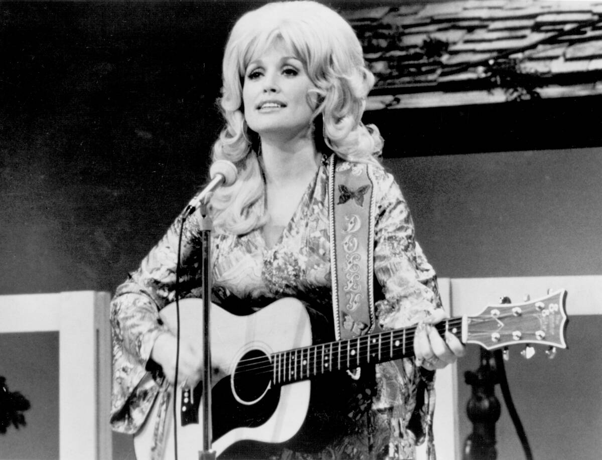 Dolly Parton Performing