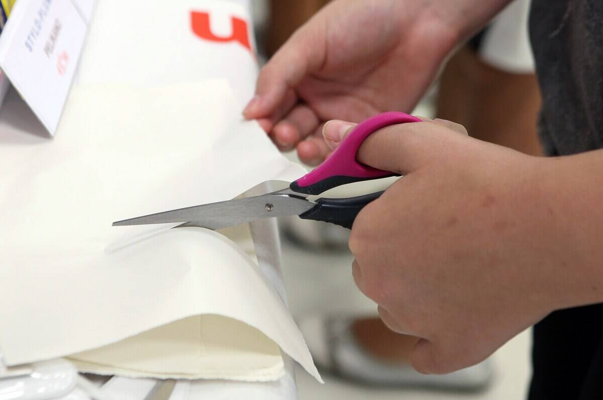 FRANCE-LEFT HANDED