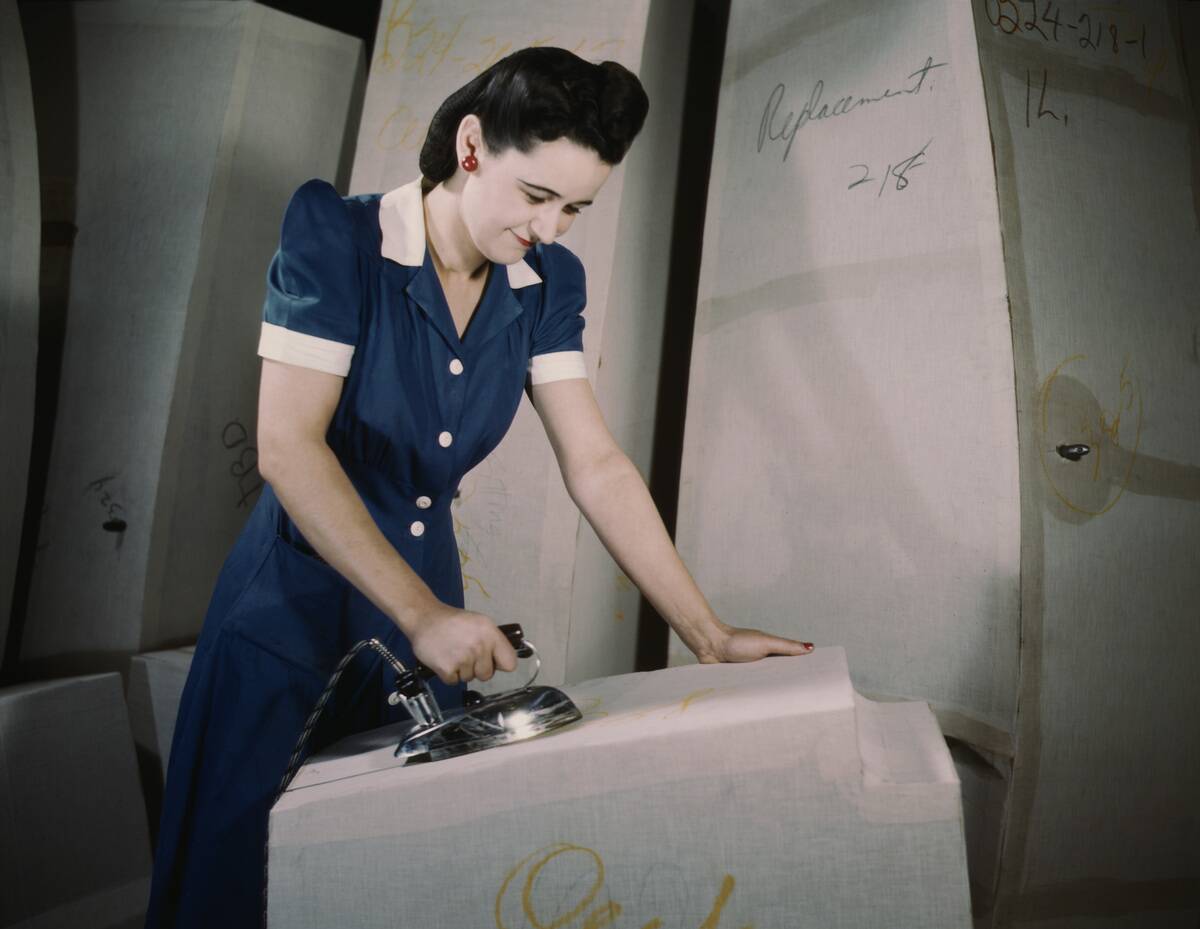 Manufacture of Self-Sealing Gas Tanks, Goodyear Tire and Rubber Co., Akron, Ohio, USA, Alfred T. Palmer for Office of War Information, December 1941