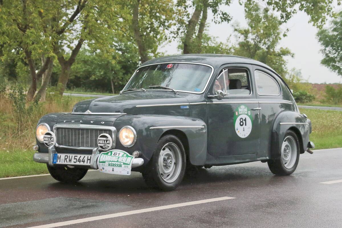 Von 8. Hamburg-Berlin Klassik 2015 (Oldtimer). Hier gesehen am 1. Tag an der Elbe bei Storkau/Tangermünde. Im Foto: Volvo PV544 Sports 100 PS Bj. 1963