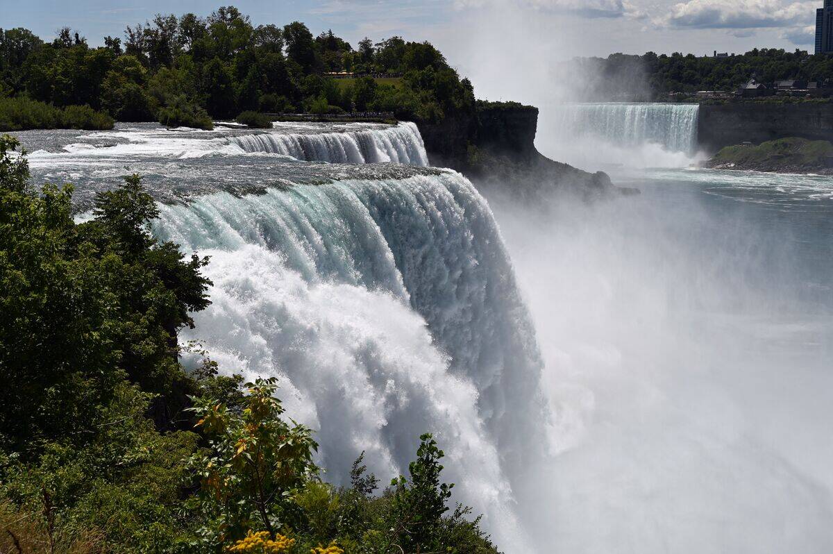 TOPSHOT-US-CANADA-TOURISM