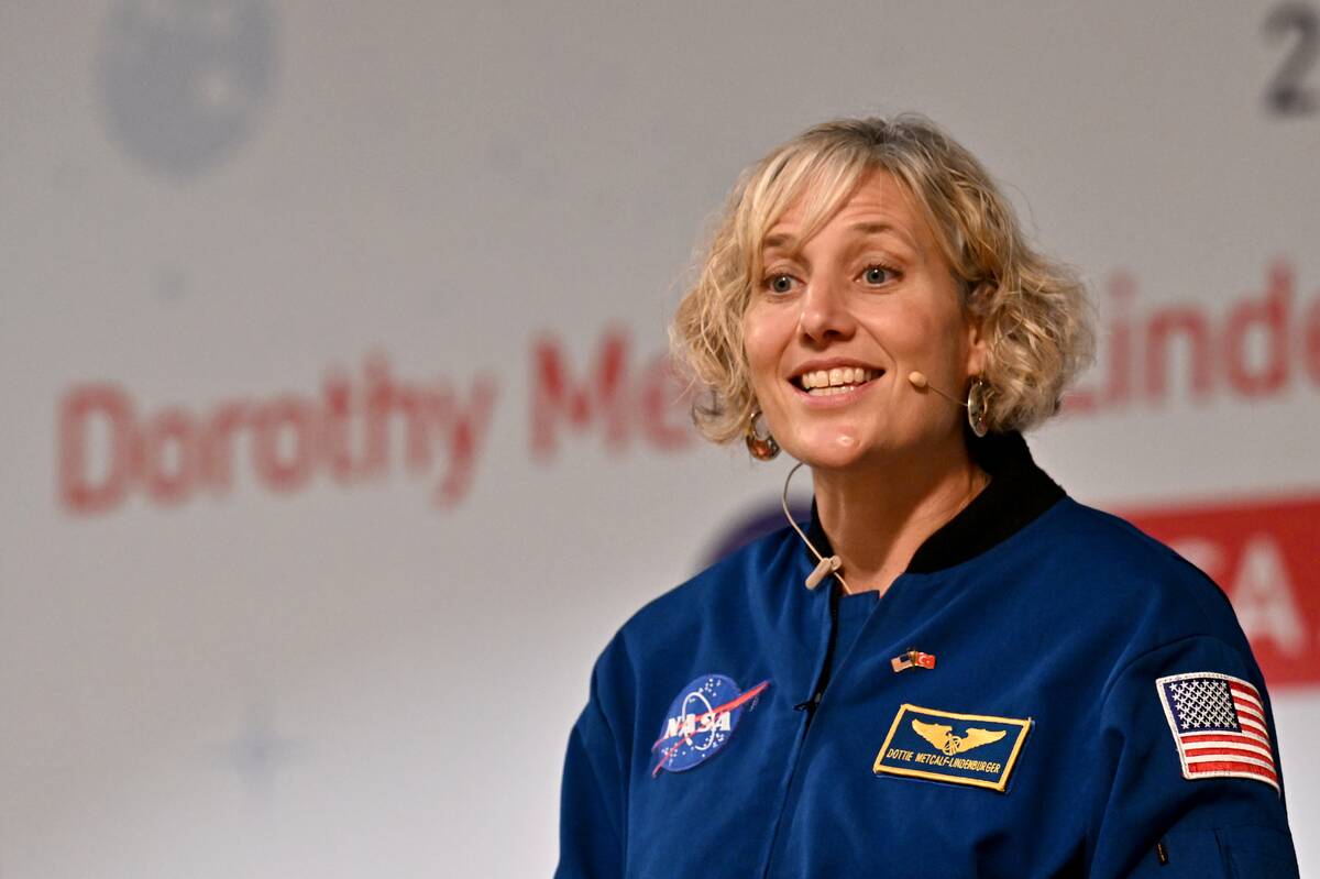 Retired NASA astronaut speaks during ''Launching Your Big Dreams'' seminar
