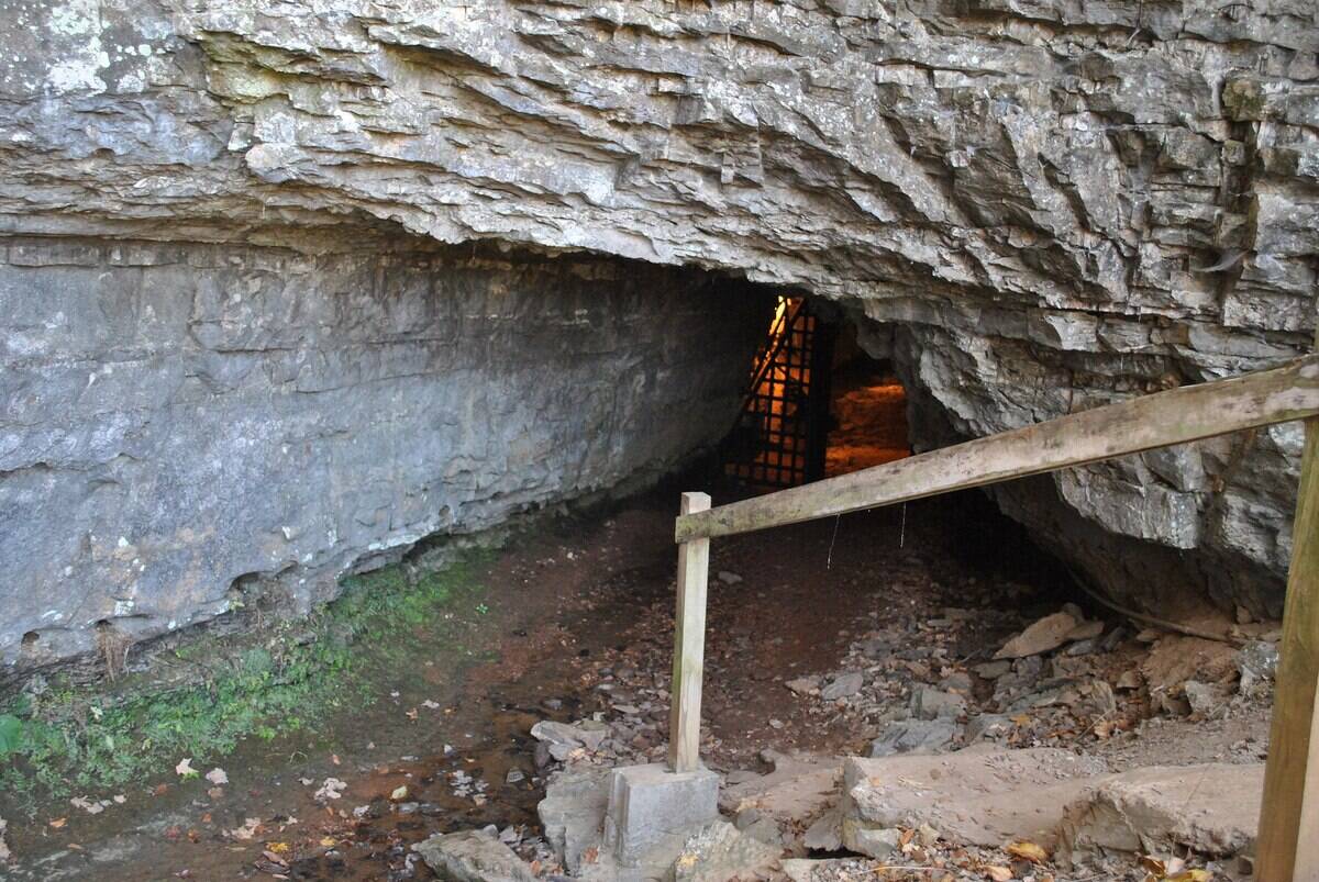 2880px-Bell_Witch_Cave