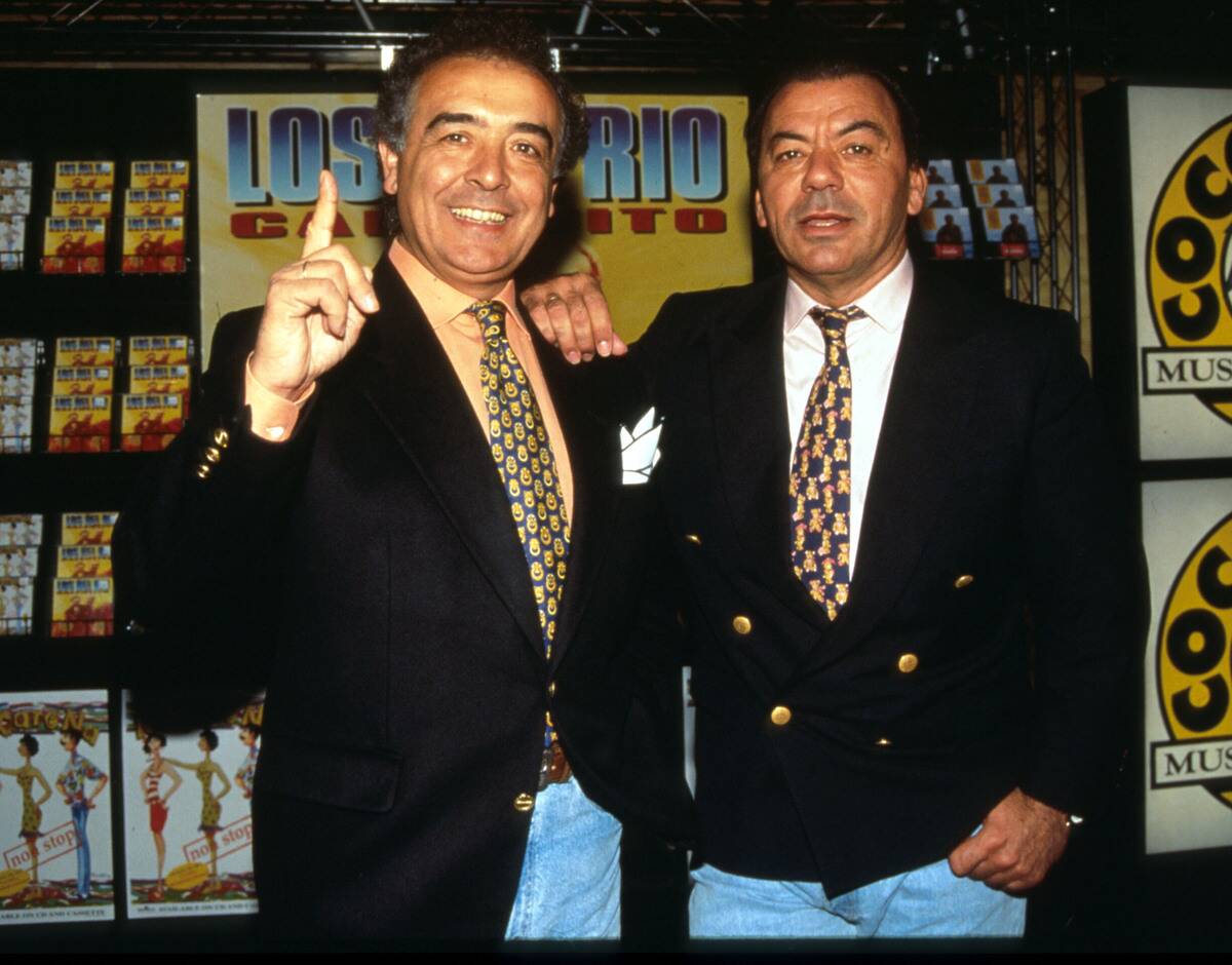 Los Del Rio Sing The Macarena