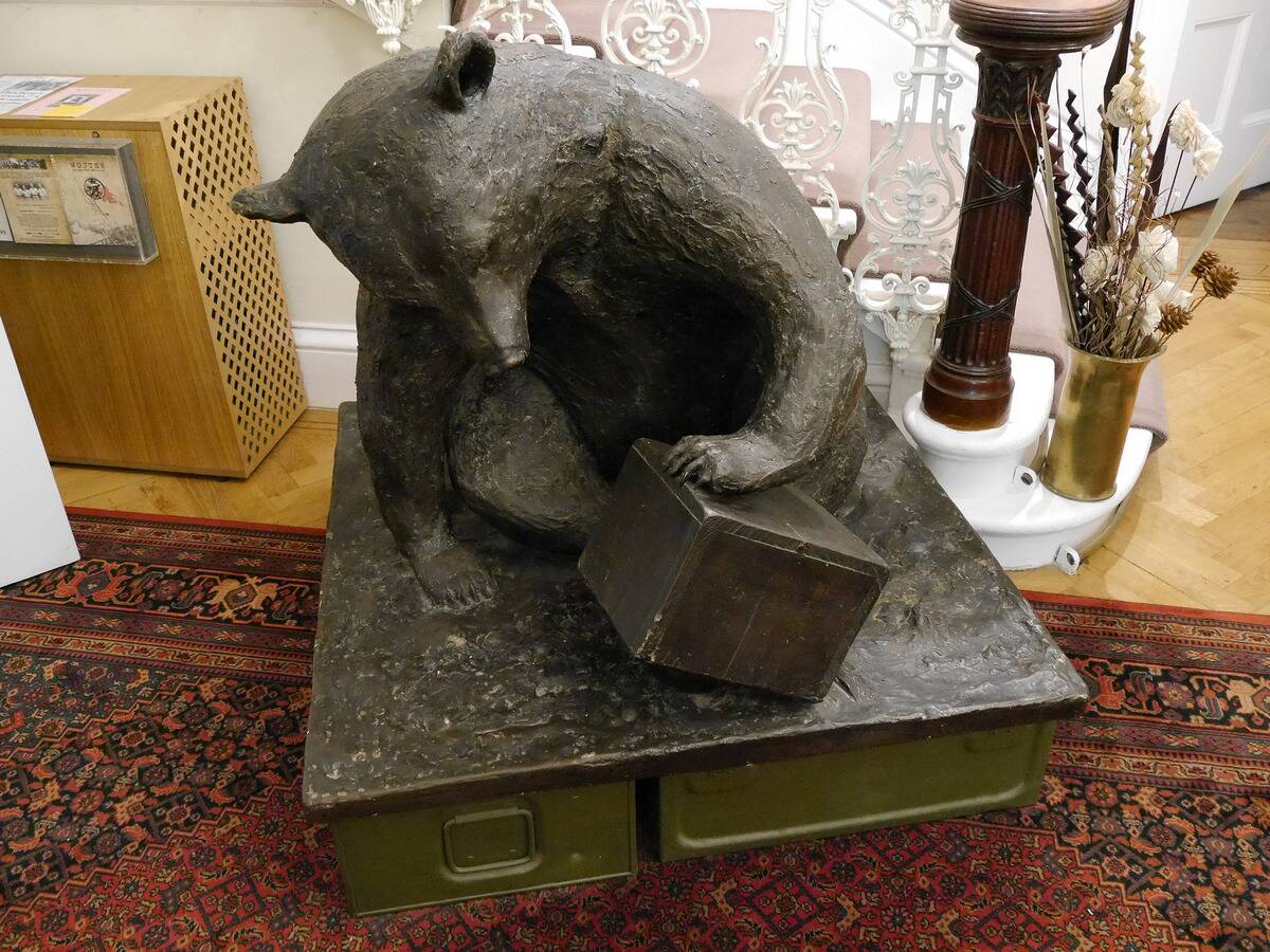 wojtek statue