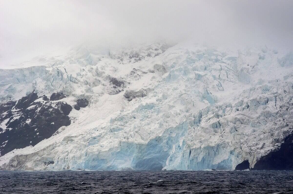 Bouvet_Island_west_coast_glacier