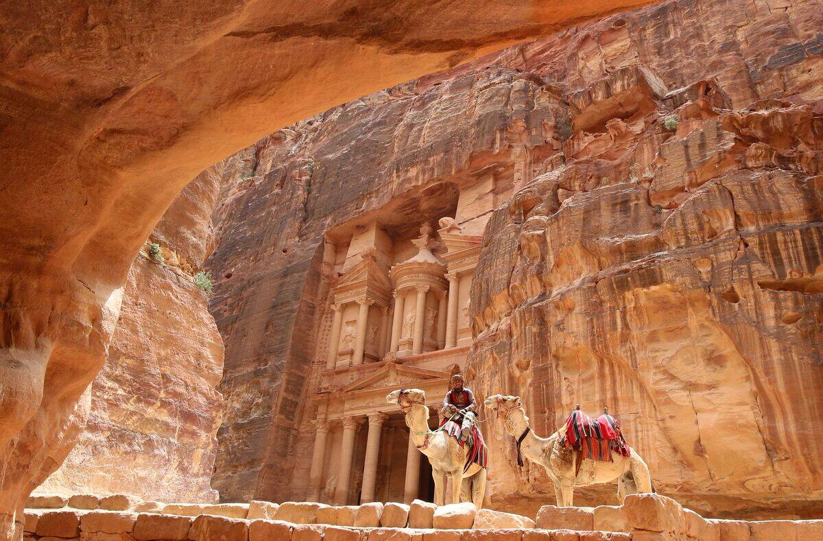 TOPSHOT-JORDAN-TOURISM-PETRA-ANIMALS