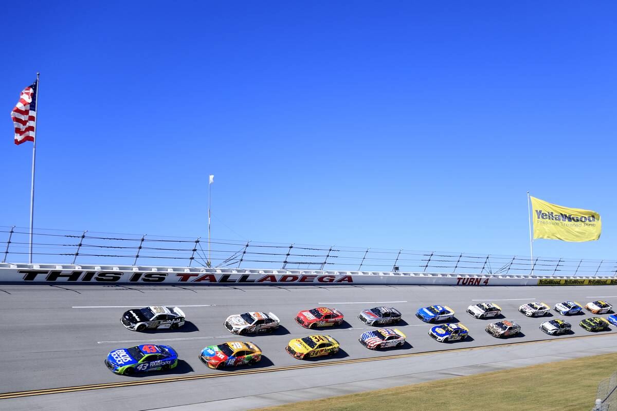 AUTO: OCT 02 NASCAR Cup Series Playoff YellaWood 500