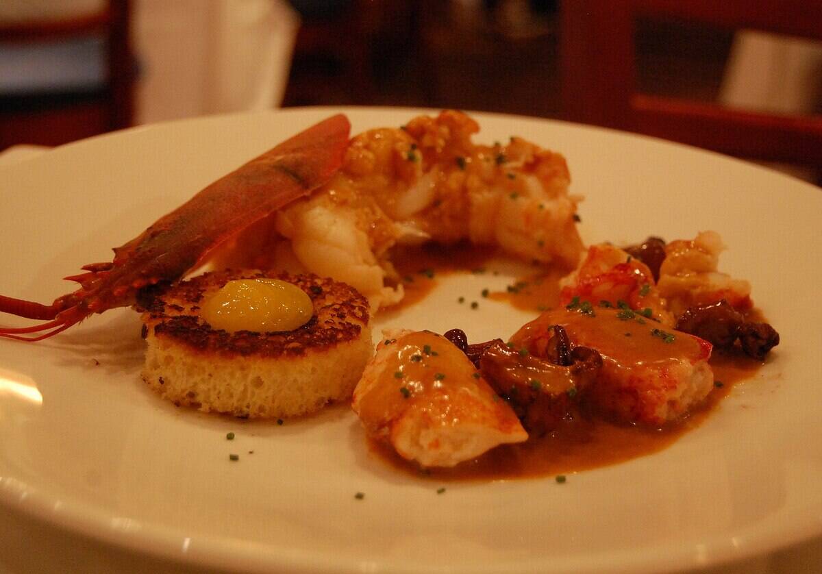 1920px-Lobster_Newburg