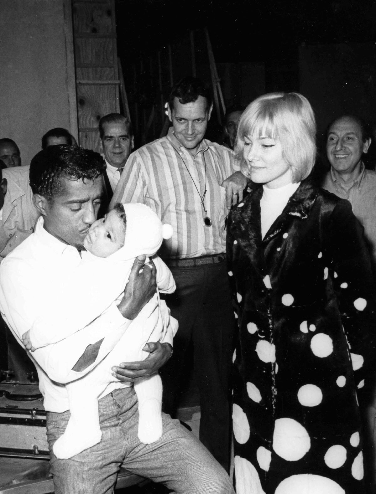 Sammy Davis Jr With His Wife May Britt And Their Son During A Break Of The Film Shooting