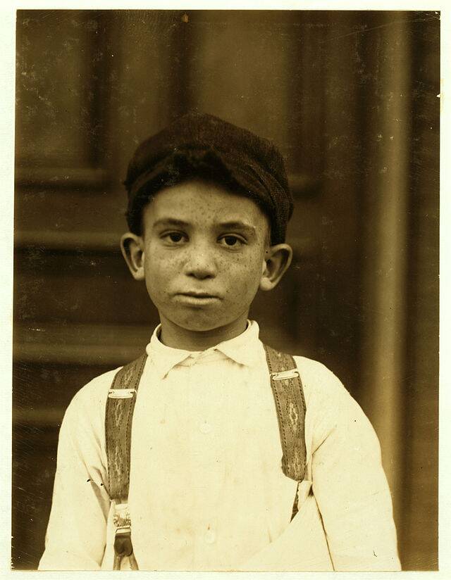 Lewis_Hine,_Young_newsie,_St._Louis,_1910