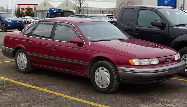 1992_Ford_Taurus_GL_Sedan,_front_right,_02-06-2023