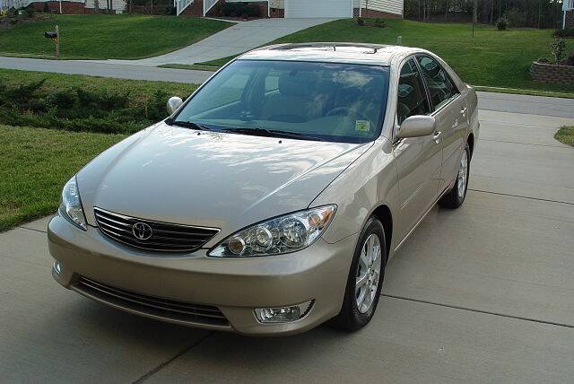 640px-2005_Toyota_Camry_XLE_01