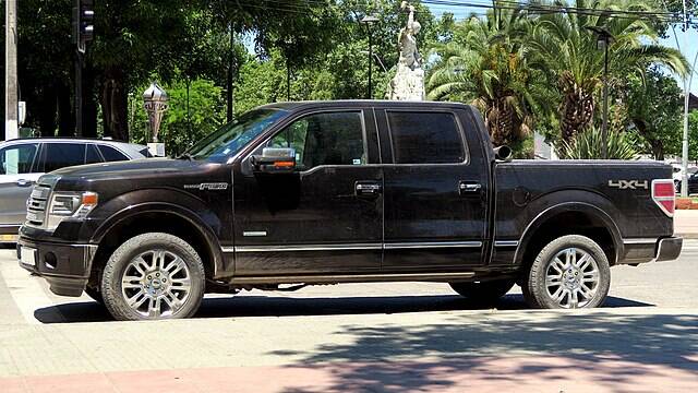 640px-Ford_F-150_Platinum_EcoBoost_2014_(39303749914)