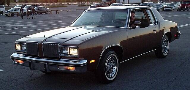 '81_Oldsmobile_Cutlass_Supreme_Coupe_('10_Les_chauds_vendredis)