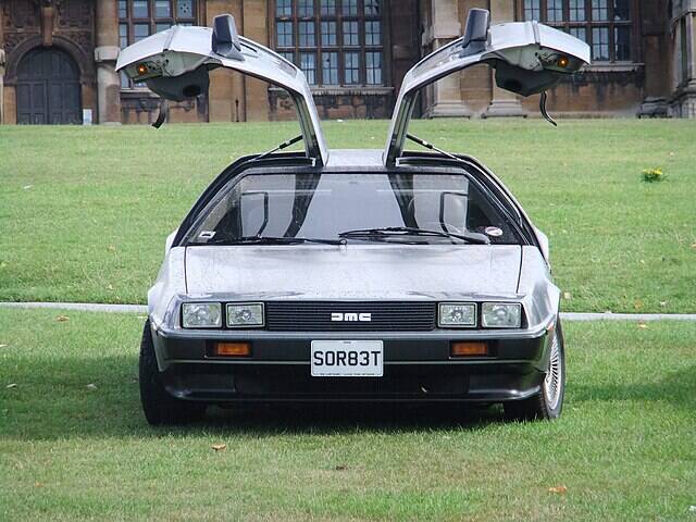 De_Lorean_DMC-12_at_Wollaton_Park,_Nottingham,_England