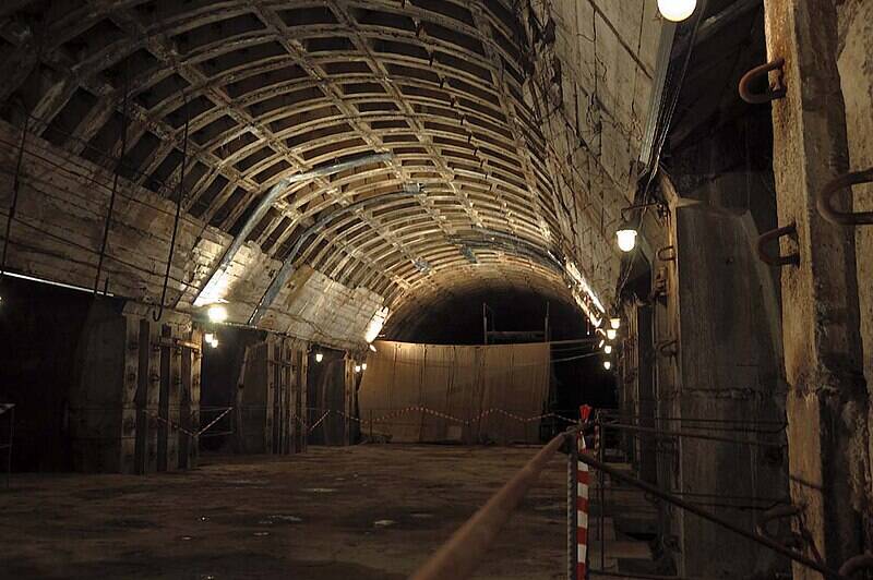 Lvivska_Brama_Metro_Station_Kiev_2008_01