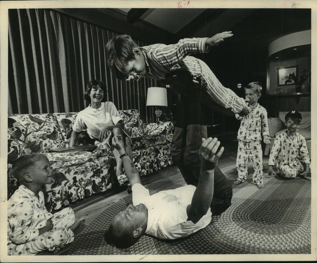 1964 Press Photo Astronaut Lieutenant Commander Charles Conrad Jr. and family
