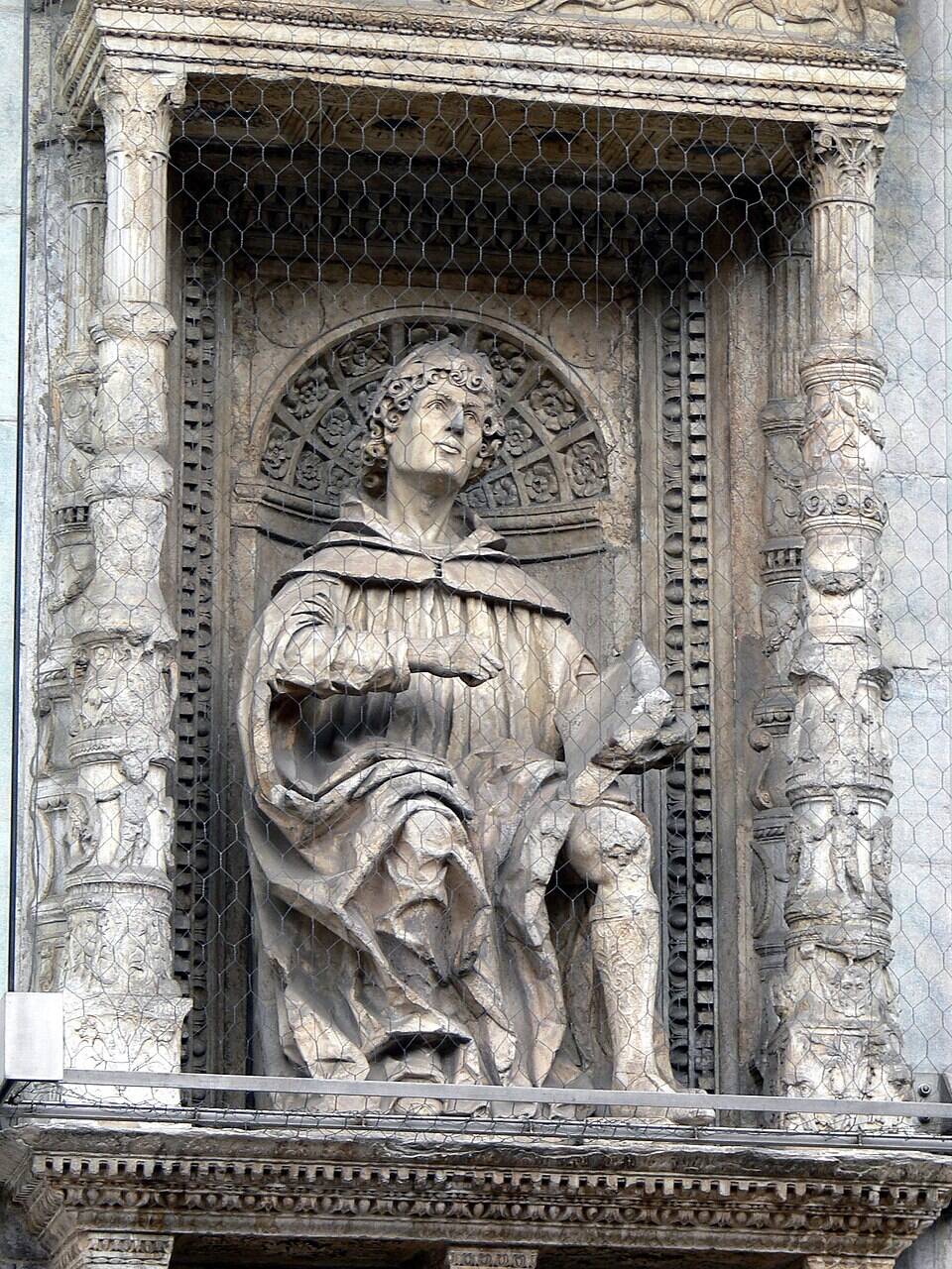 Como_ Dome_-_Facade_-_Plinius_the_Elder