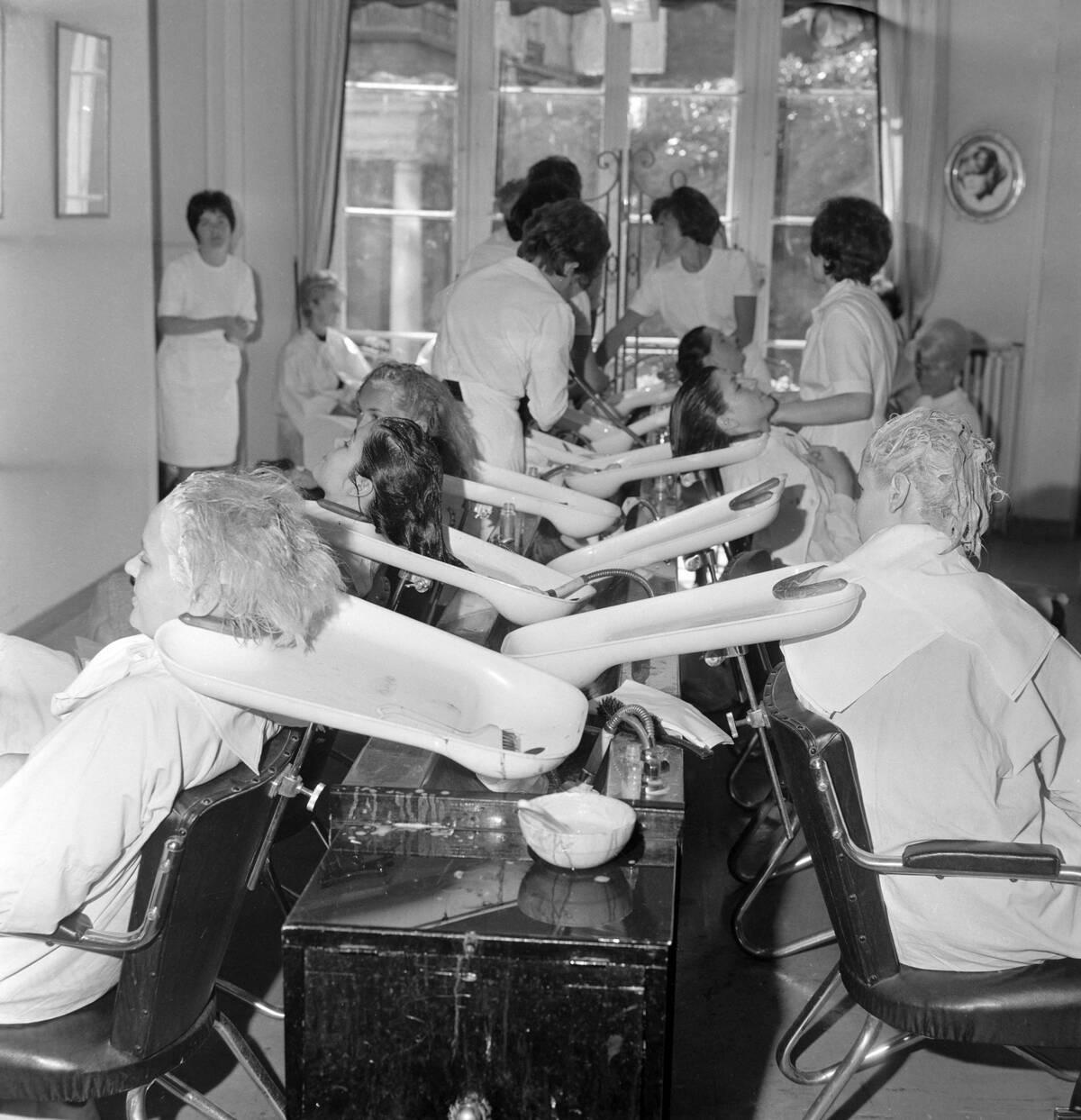 Jeunes femmes chez le coiffeur en 1961