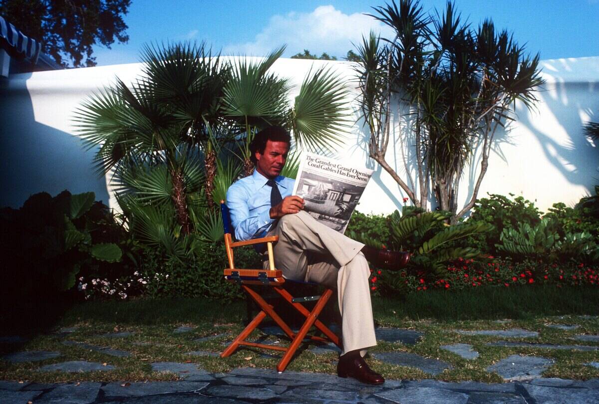 Julio Iglesias Posing For A Photo