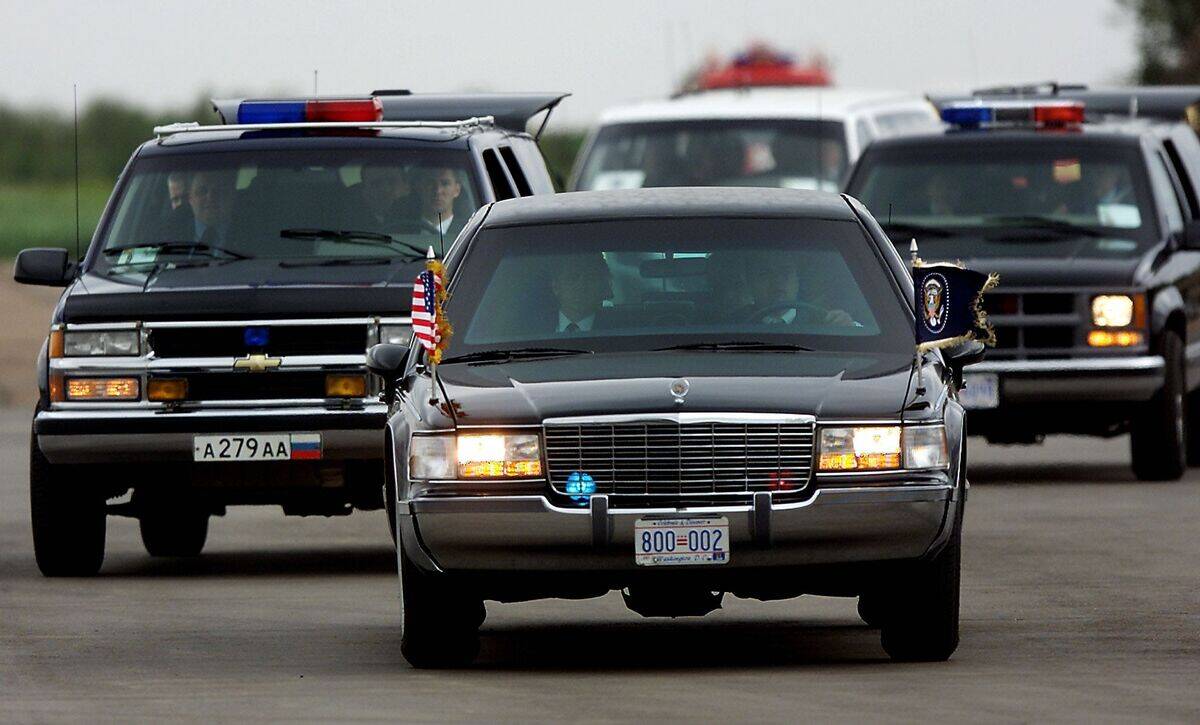 US President Bill Clinton's motorcade arrives at V