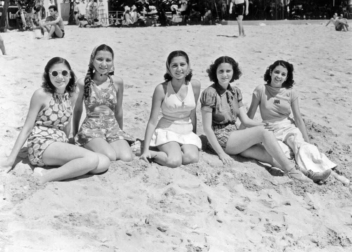 1930s 1940s FIVE SMILING...