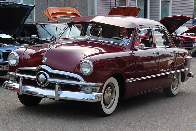 1950_Ford_Custom_Deluxe_Fordor_Sedan,_front_left_(Cruisin'_the_River_Lowellville_Car_Show,_June_19th,_2023)