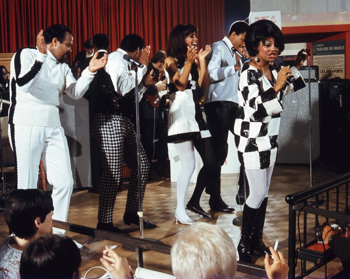5th Dimension Performing