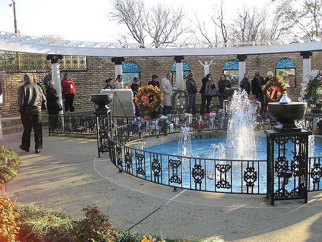 640px-Graceland_2010-12-18_Memphis_TN_57