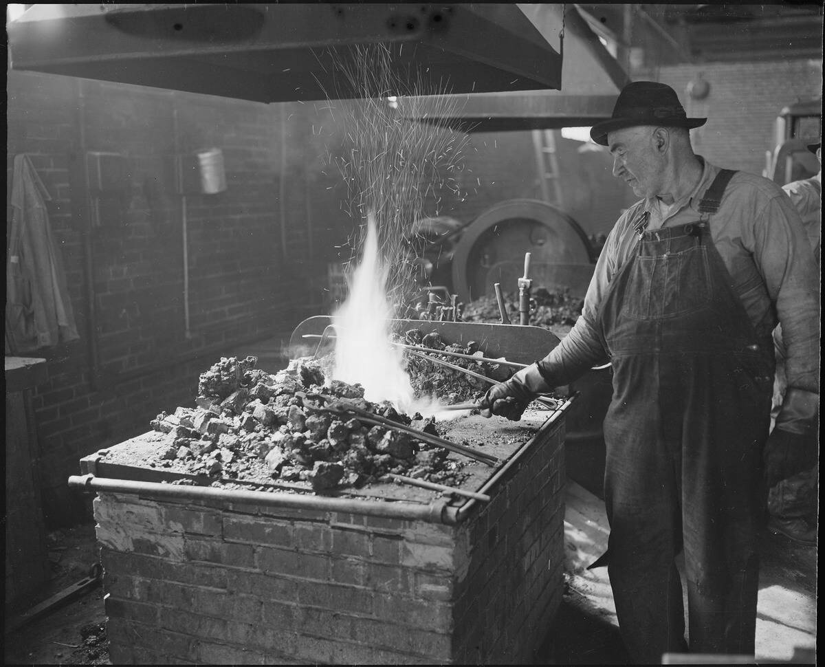 Blacksmith_and_his_forge._The_Pocahontas_Corporation,_Mines_33-34,_Bishop,_Tazewell_County,_Virginia._ NARA_-_541077