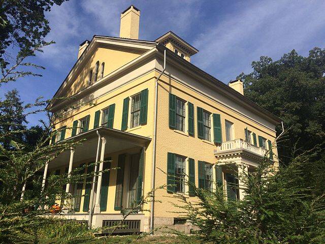Emily_Dickinson_Museum_from_Southeast