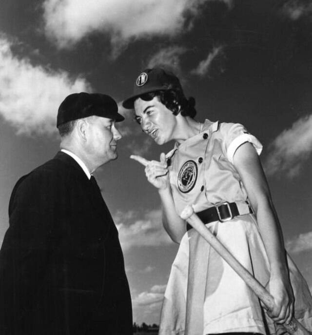Fort_Wayne_Daisies_player,_ML