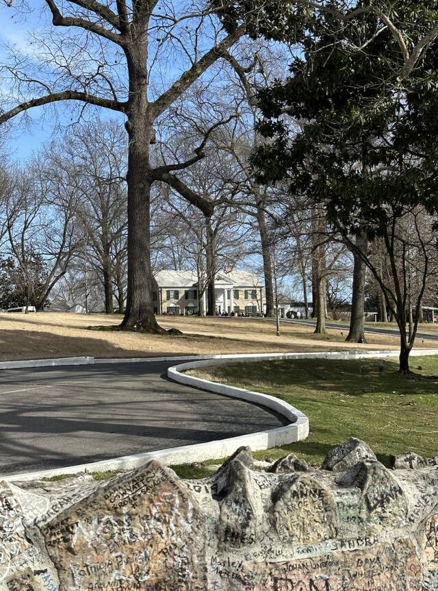 Graceland_from_the_street