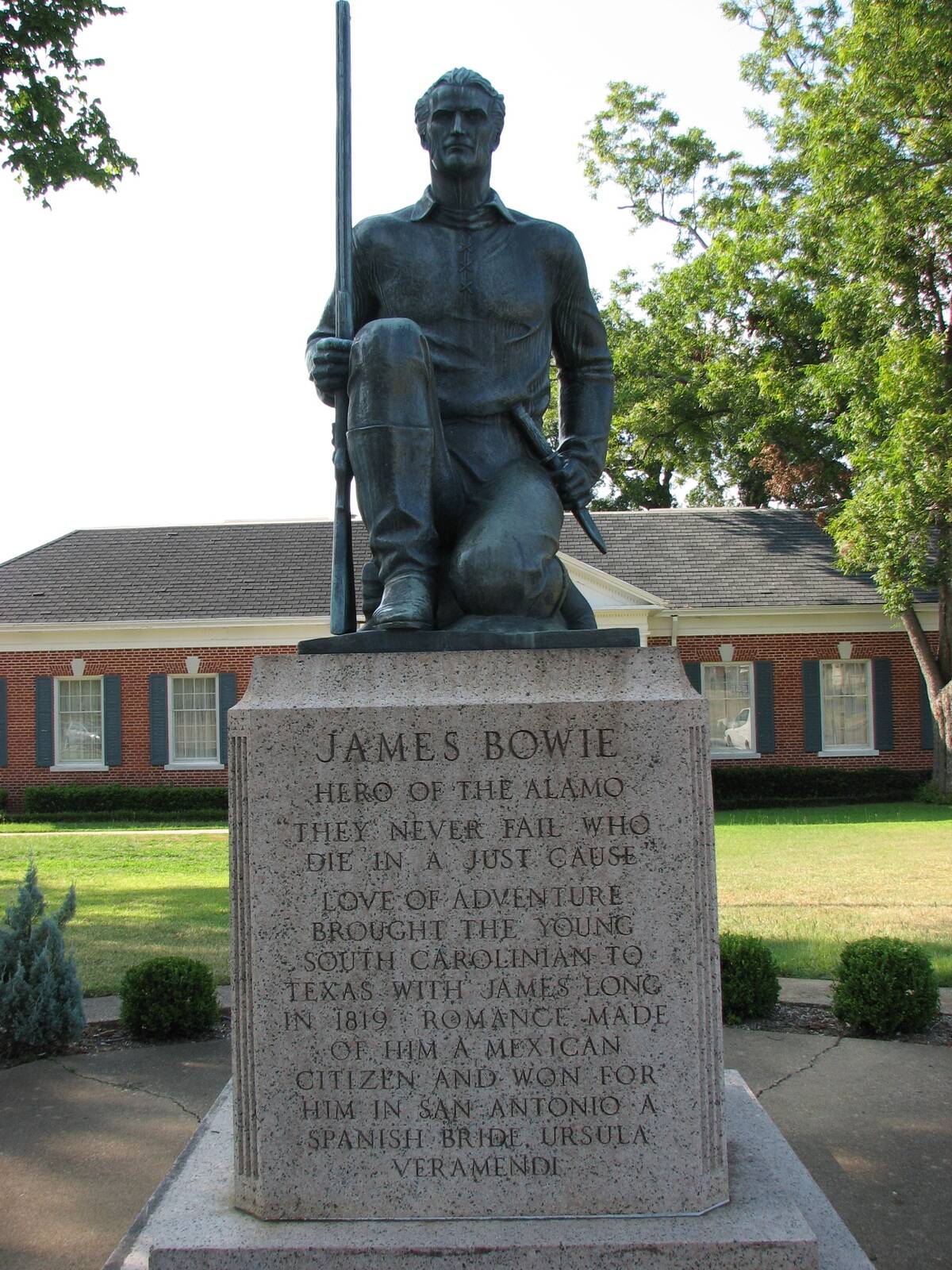 Jim_Bowie_Statue_Texarkana_Texas