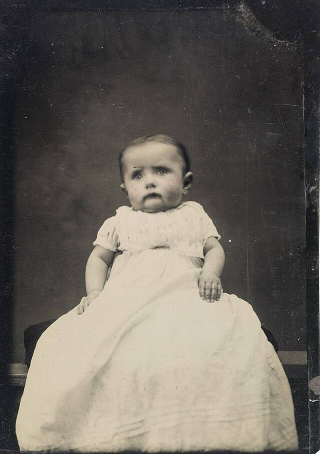 Portrait_of_a_seated_baby,_ca._1856-1900._(4732551110)