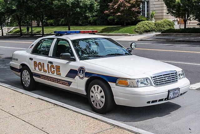 US_Capitol_Police_Cruiser_Ford_Crown_Vic_fr