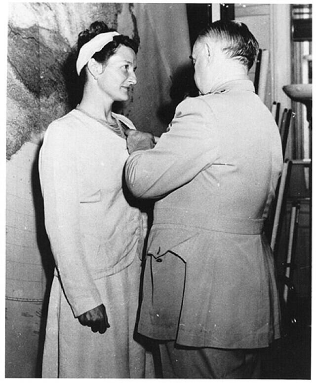 Virginia_Hall_with_Gen._William_Donovan_(1945)
